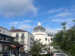 Foto de una zona de Ciudad Cayalá con la iglesia al brillando en la mañana